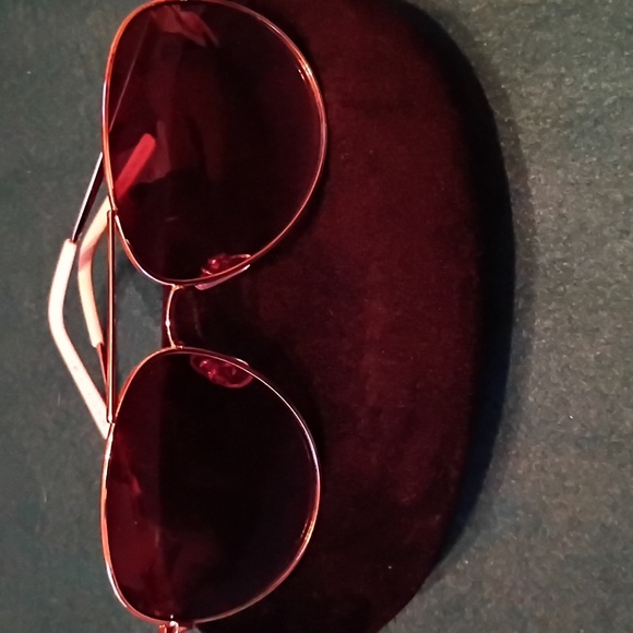 Stylish Gold Aviator Sunglasses - Picture 3 of 3